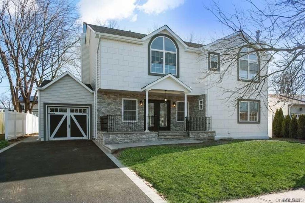 Photo of 7 Sebree Place, Plainview, NY 11803 (MLS # 946280)