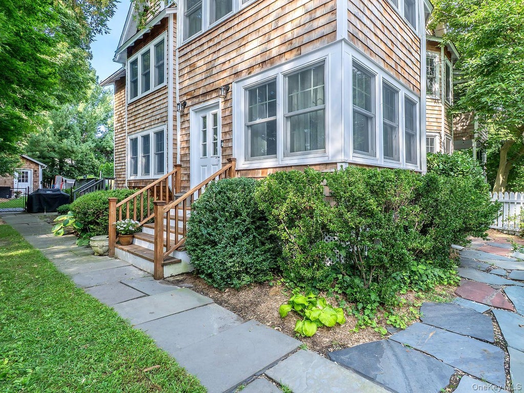 Photo of 150 Franklin Avenue, Sea Cliff, NY 11579 (MLS # 1041626)