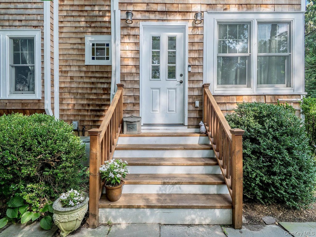 Photo of 150 Franklin Avenue, Sea Cliff, NY 11579 (MLS # 1041626)