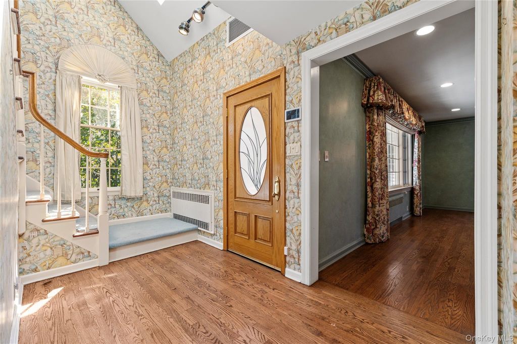 Photo of 2 Hickory Hill Hl, Roslyn, NY 11576 (MLS # 989479)