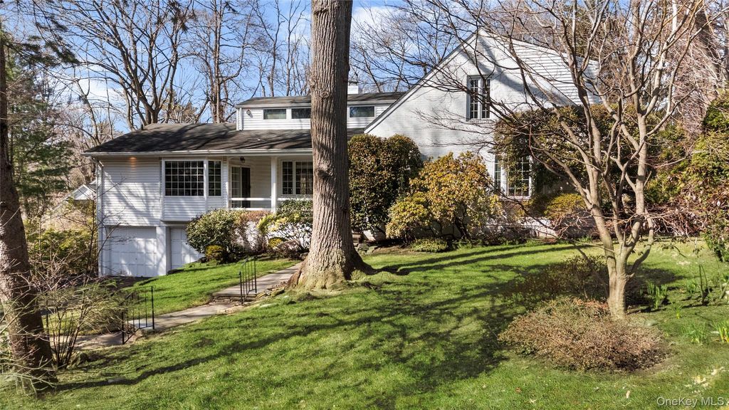 Photo of 2 Hickory Hill Hl, Roslyn, NY 11576 (MLS # 989479)