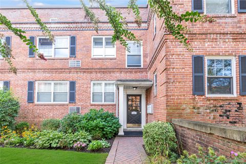 Photo of 51 Lincoln Avenue #E2, Rockville Centre, NY 11570 (MLS # 894649)