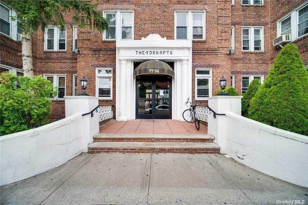 Rental Property at Austin Street 6J, Forest Hills, Queens, NY - Bedrooms: 1 
Bathrooms: 1 
Rooms: 4  - $2,300 MO.