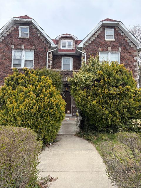 Photo of 400 W Broadway, Cedarhurst, NY 11516 (MLS # 984658)