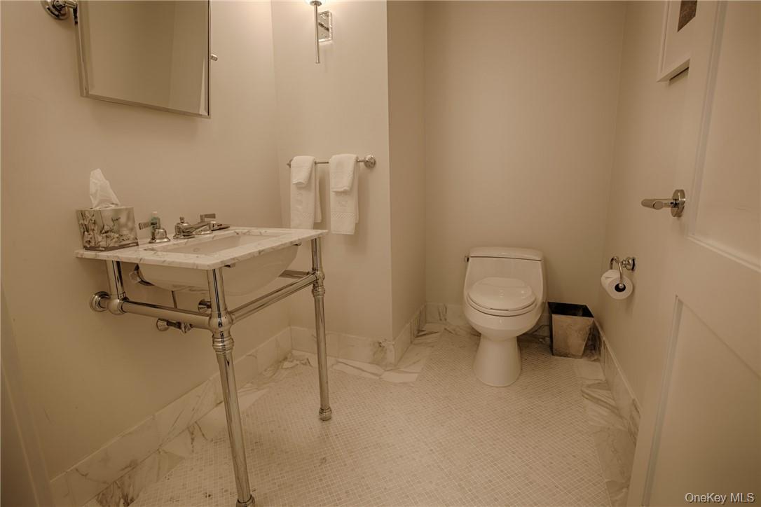 1 Renaissance Square 8C