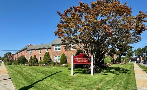 Photo of 124 Park Avenue S #3R, Rockville Centre, NY 11570 (MLS # 908665)