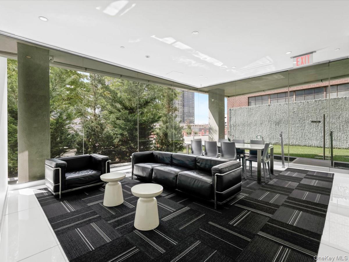 519 Borden Avenue 1H