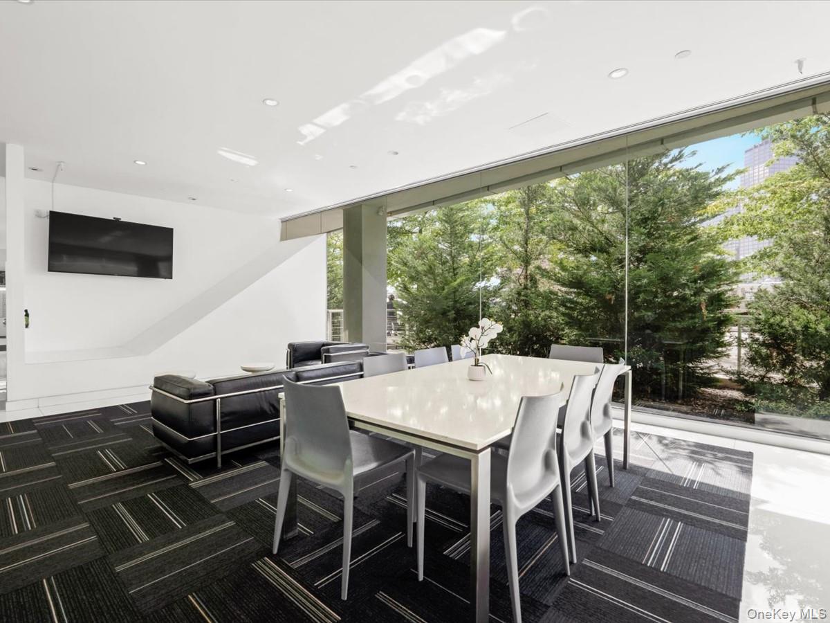 519 Borden Avenue 1H