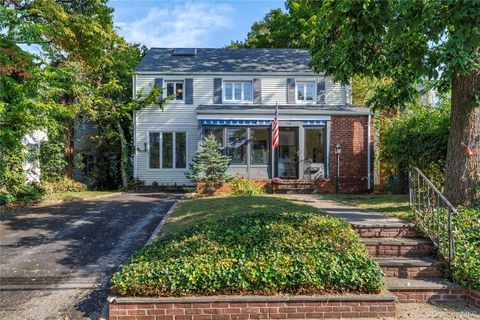 Photo of 136 Scarcliffe Drive, Malverne, NY 11565 (MLS # 916203)