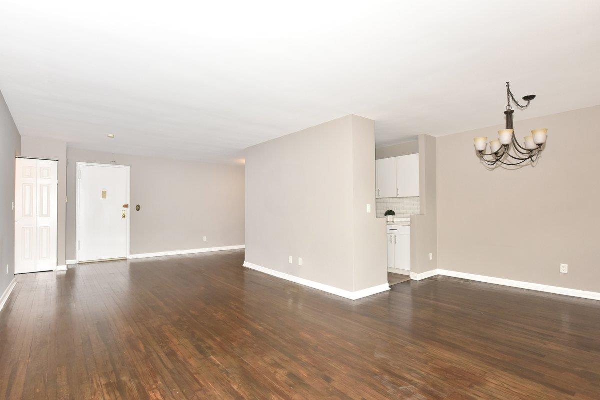 6 Birchwood Court #4K, Mineola, New York image 2