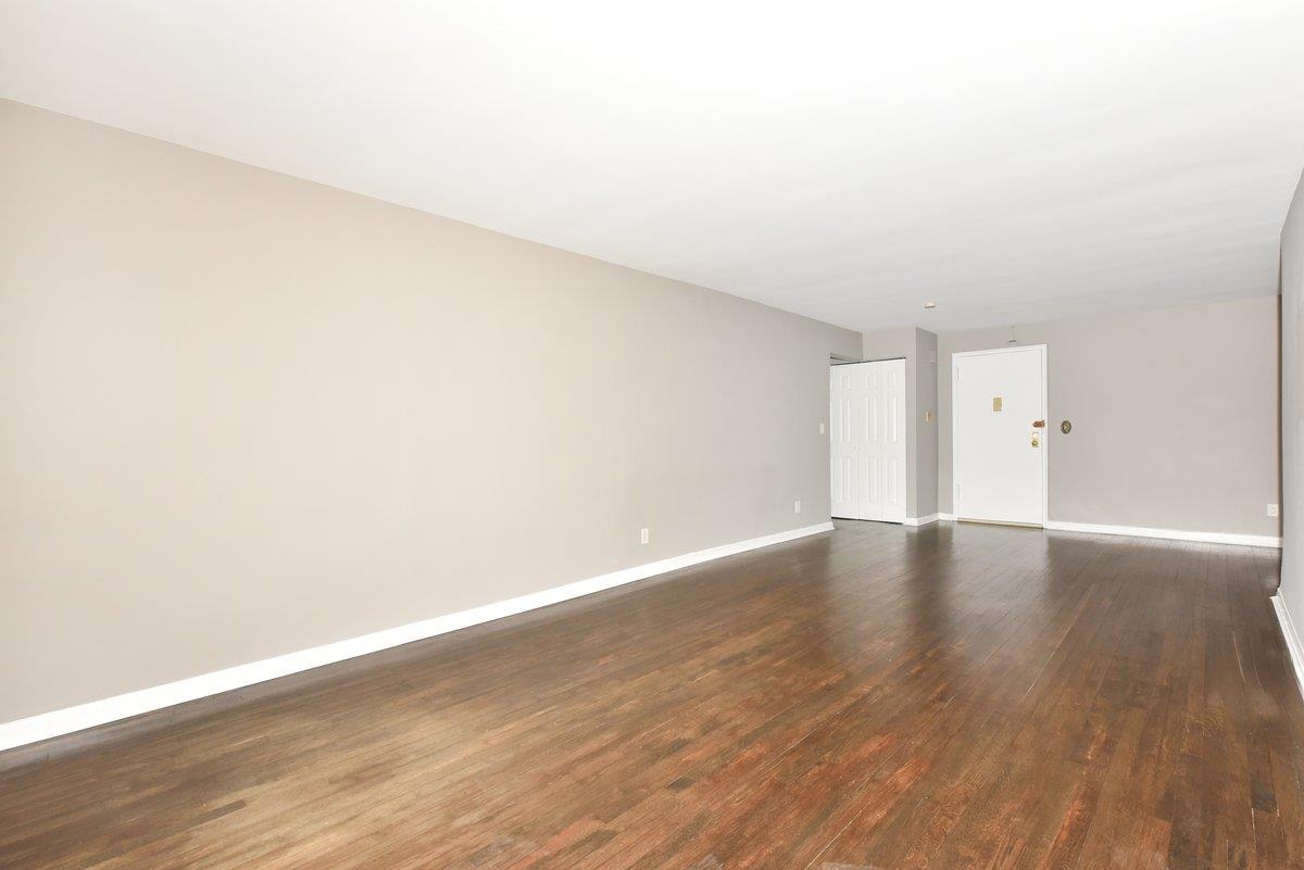 6 Birchwood Court #4K, Mineola, New York image 3