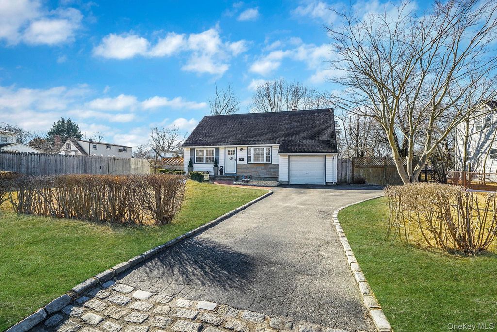 Photo of 34 W Lakeland Street, Bay Shore, NY 11706 (MLS # 970010)