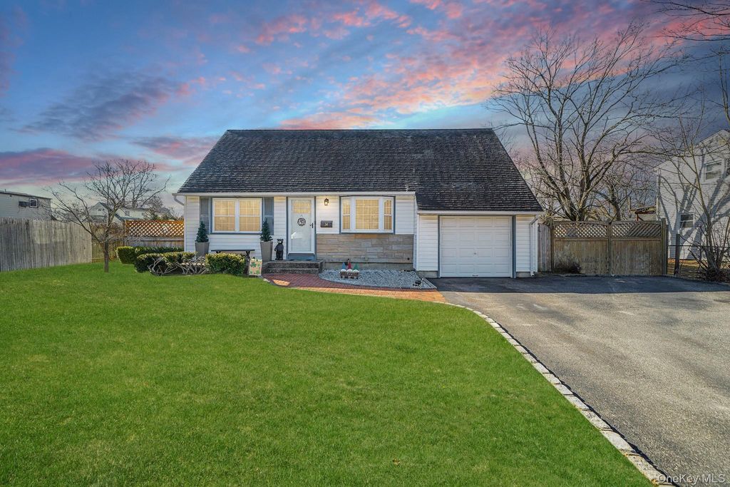 Photo of 34 W Lakeland Street, Bay Shore, NY 11706 (MLS # 970010)