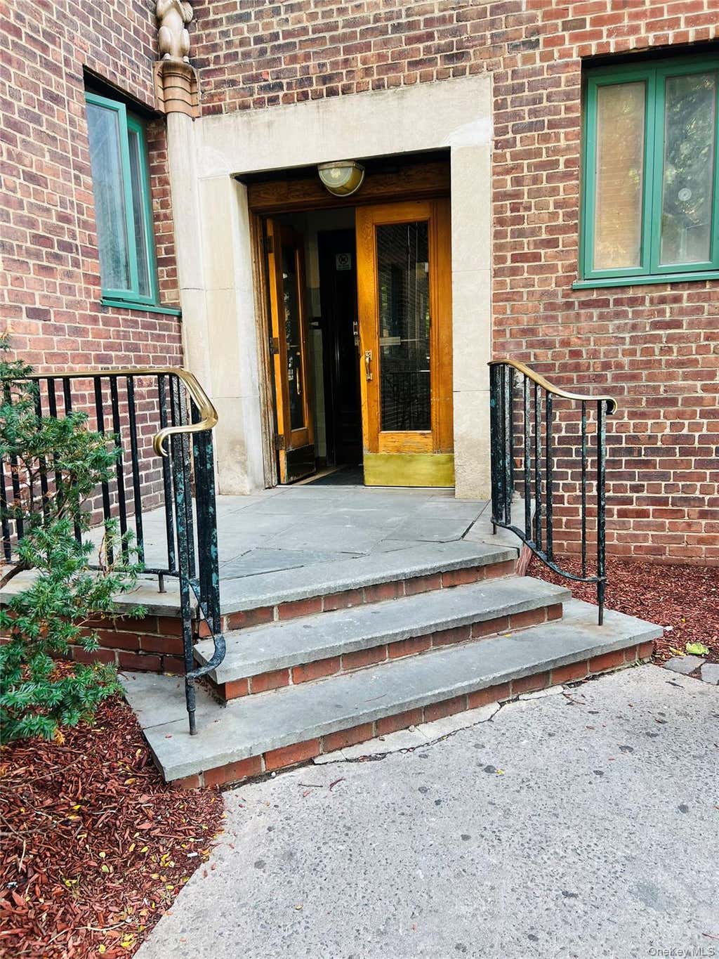 Photo of 1595 Unionport Road #11A, Bronx, NY 10462 (MLS # 1032422)