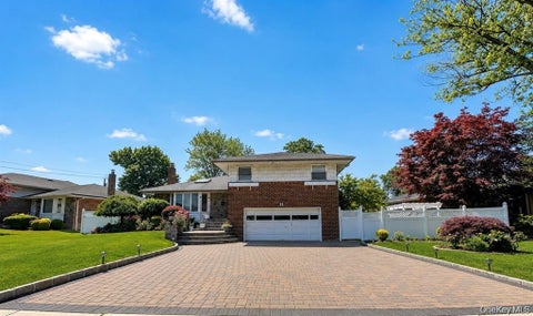 Photo of 3 Carolyn Court, Syosset, NY 11791 (MLS # 1009938)