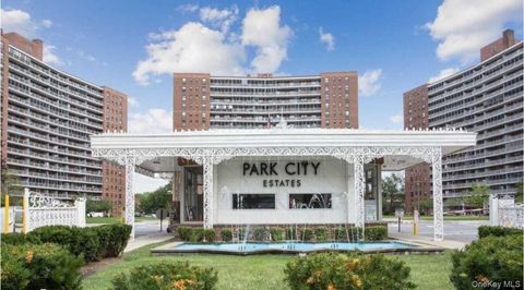 Photo of 61-35 98 Street #5B, Rego Park, NY 11374 (MLS # 984918)