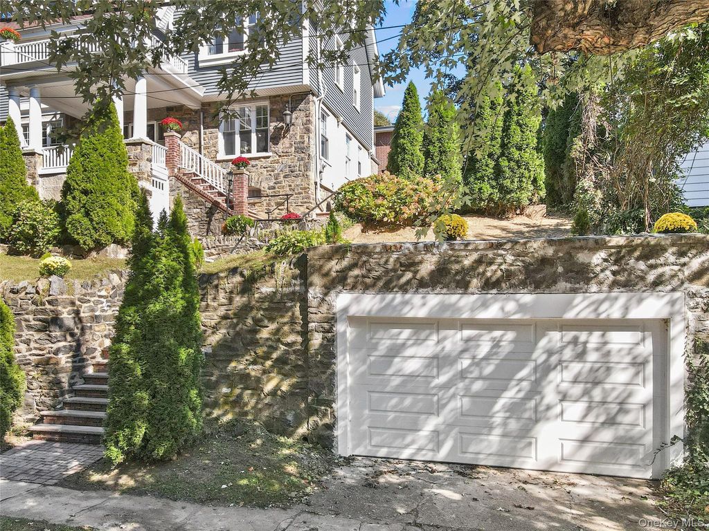 Photo of 20 Midland Avenue, Yonkers, NY 10705 (MLS # 922340)