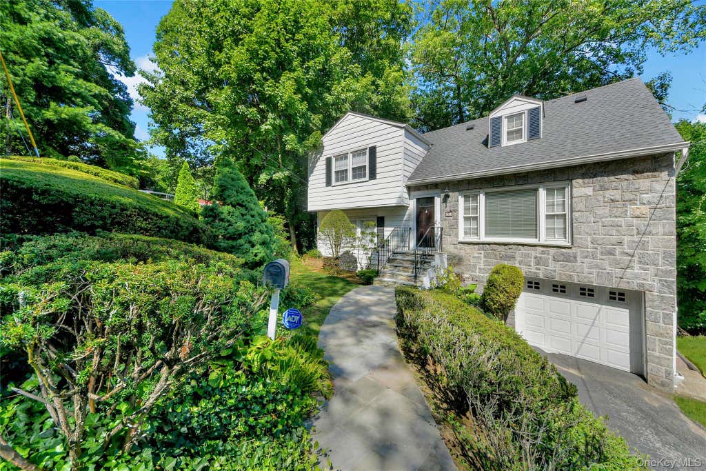 Photo of 38 Stockbridge Road, Yonkers, NY 10710 (MLS # 1036000)
