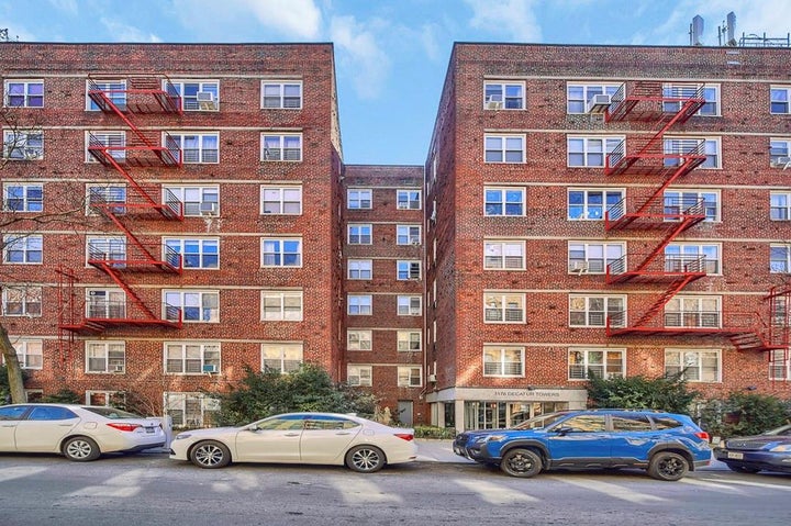 View of apartment building / complex