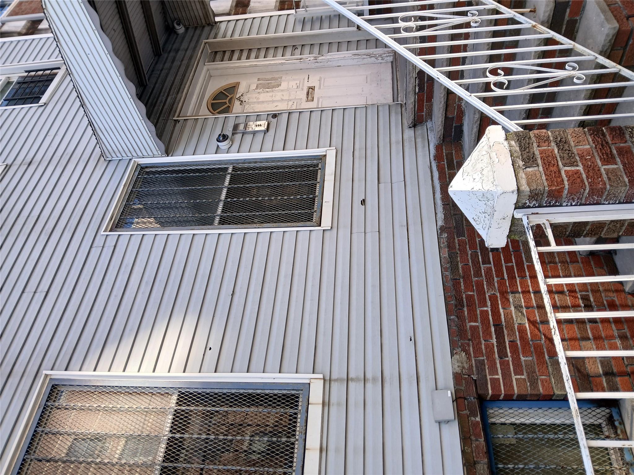 Daly Avenue, Bronx, New York - 6 Bedrooms  
3 Bathrooms  
6 Rooms - 
