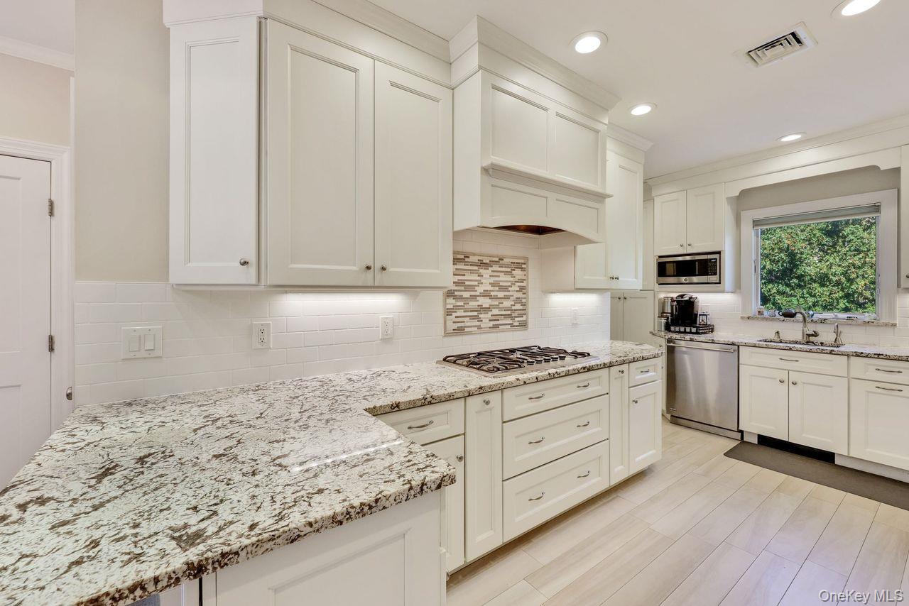 Hewlett Bay Park, New York 11557, United States, 7 Bedrooms Bedrooms, ,5 BathroomsBathrooms,Residential,Active,207037