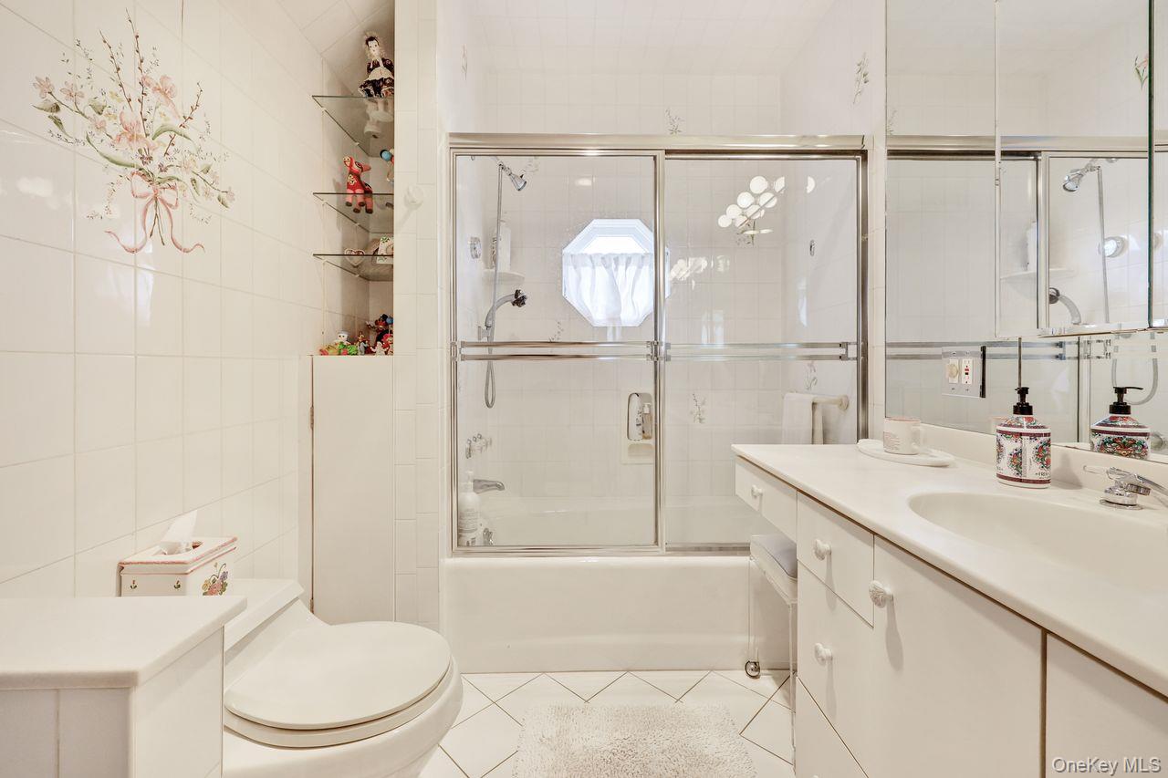 Hewlett Bay Park, New York 11557, United States, 7 Bedrooms Bedrooms, ,5 BathroomsBathrooms,Residential,Active,207037