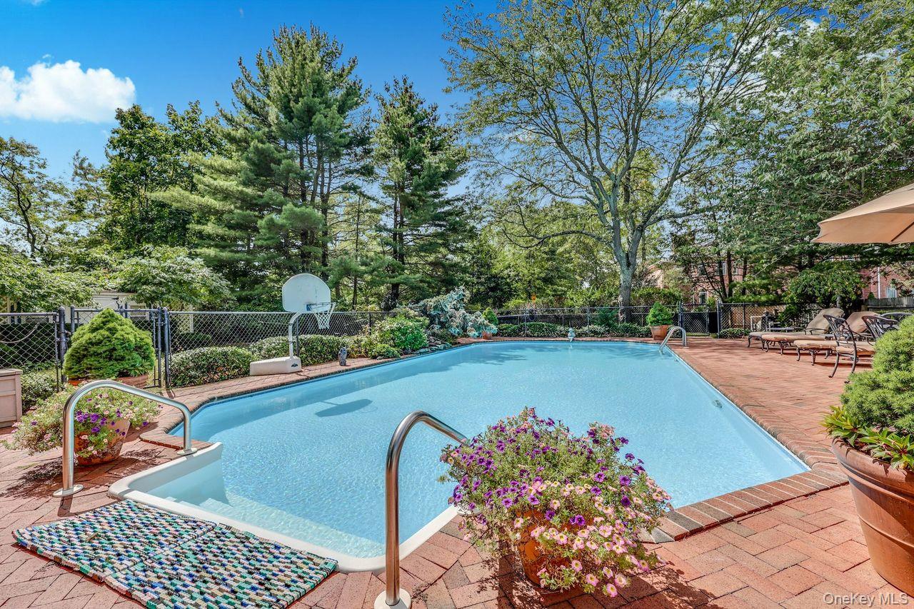 Hewlett Bay Park, New York 11557, United States, 7 Bedrooms Bedrooms, ,5 BathroomsBathrooms,Residential,Active,207037