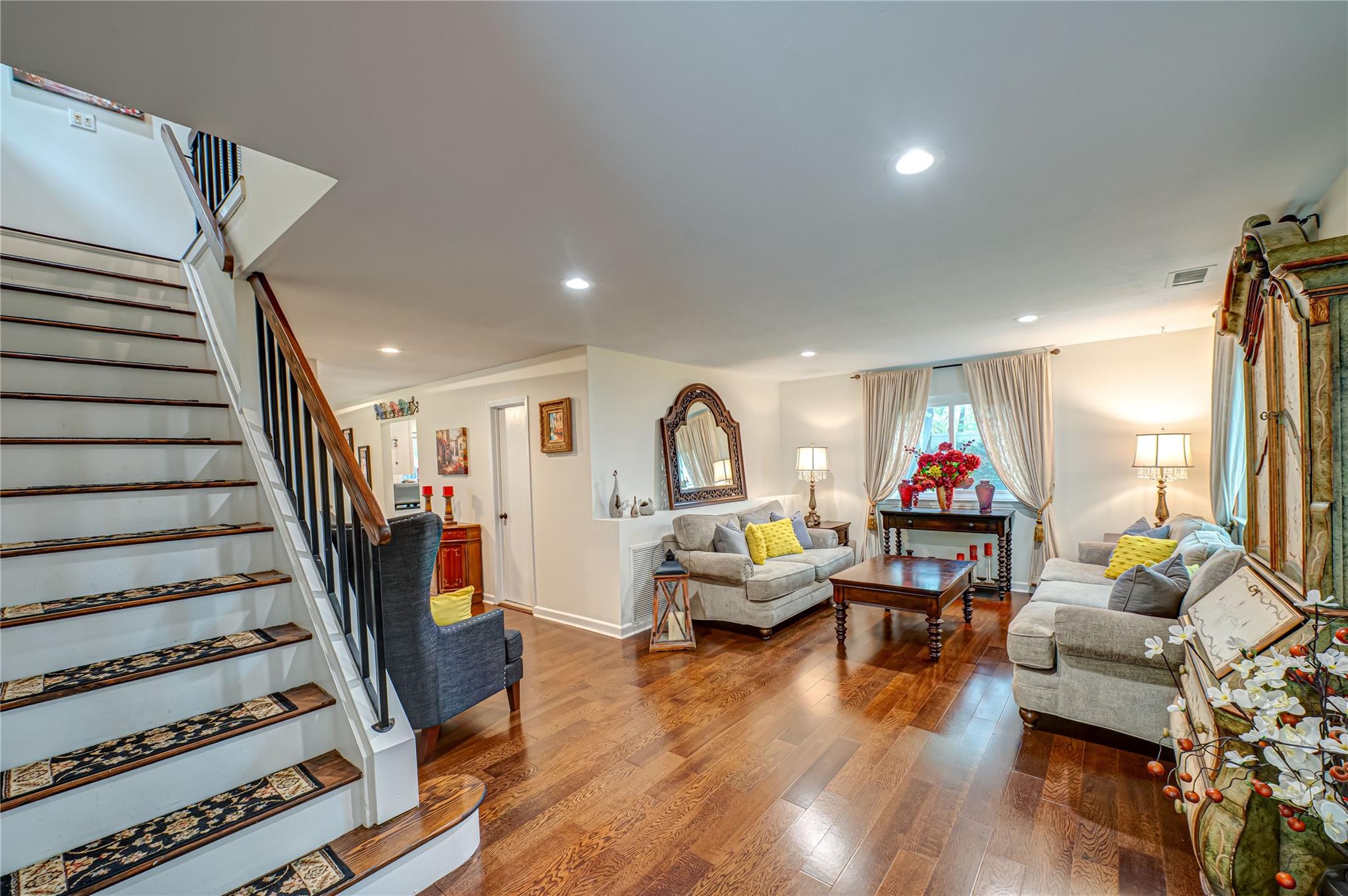 1A Revlon Court, Holtsville, New York image 5