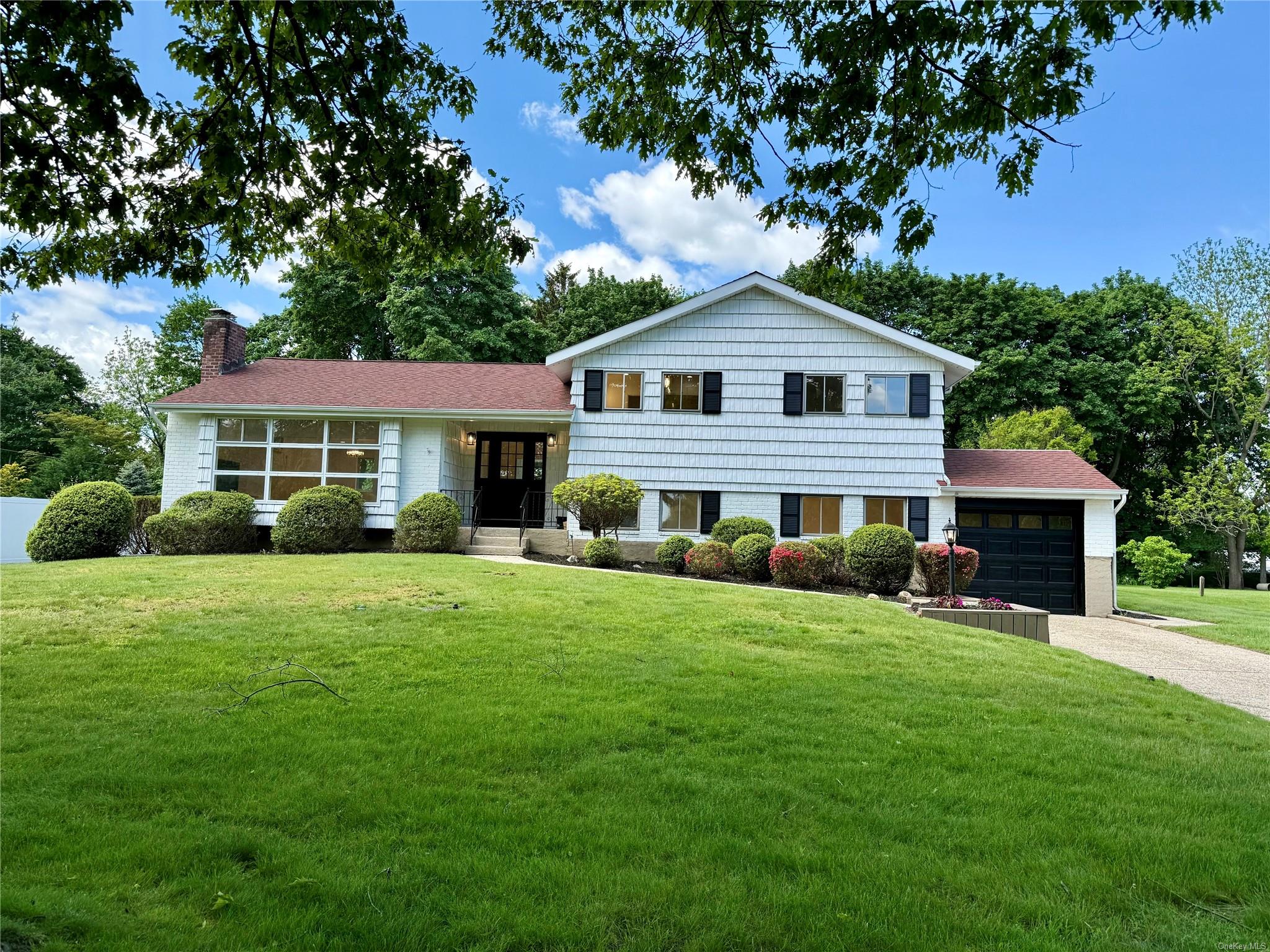 11 Tollgate Drive, East Northport, New York image 1