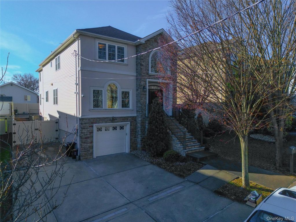 Photo of 104 Highland Road, Staten Island, NY 10308 (MLS # 946330)