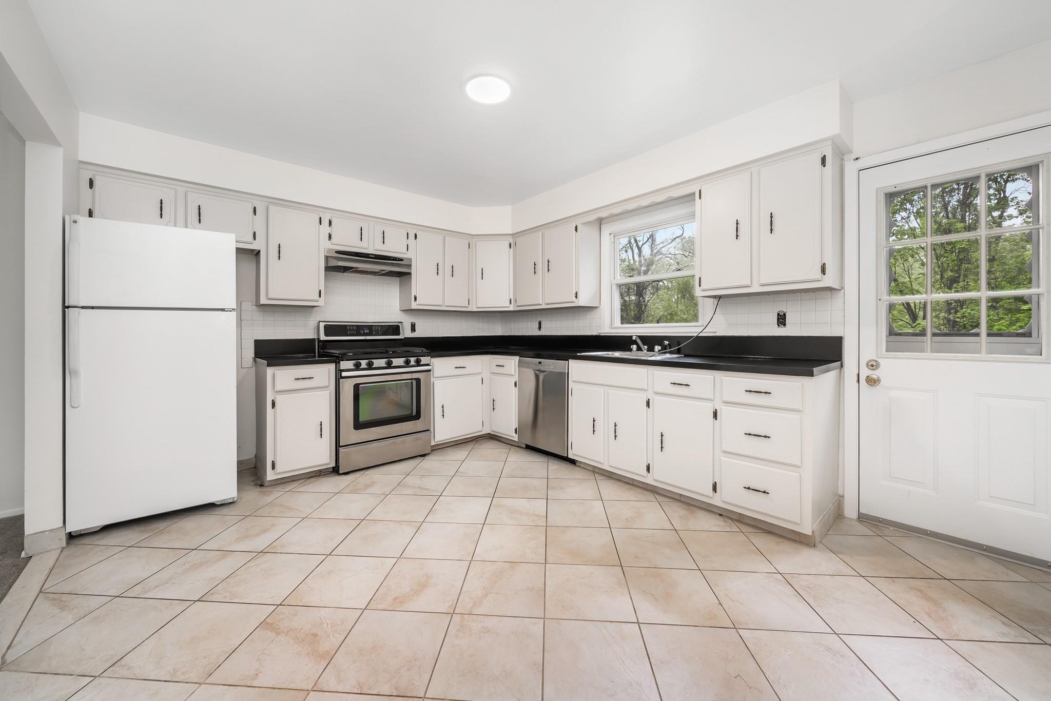 14 Monroe Drive, White Plains, New York image 10