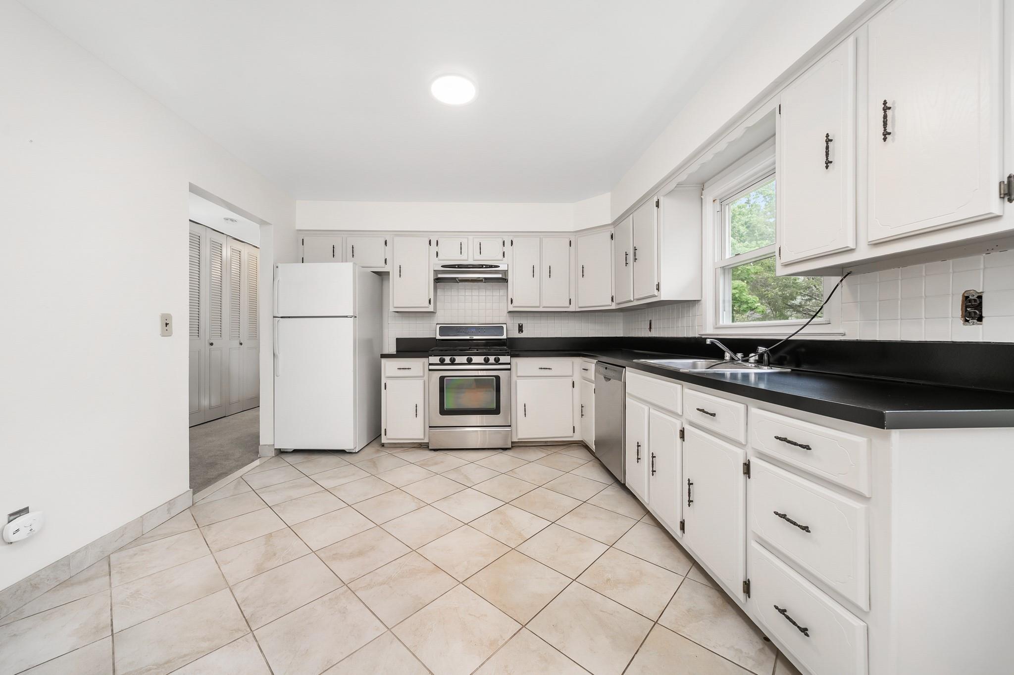 14 Monroe Drive, White Plains, New York image 11