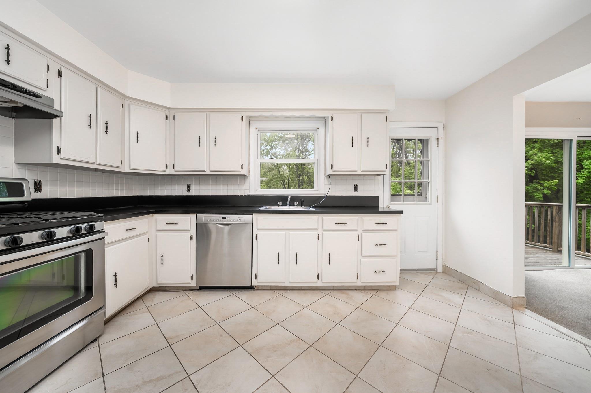 14 Monroe Drive, White Plains, New York image 9