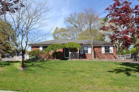Homes For Sale - 16 Hunter Place<br/> Smithtown, NY 11787