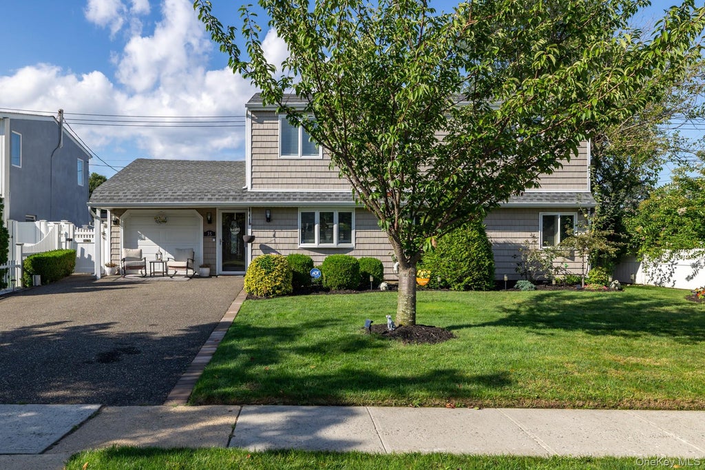 Photo of 35 Magpie Lane, Levittown, NY 11756 (MLS # 1047344)