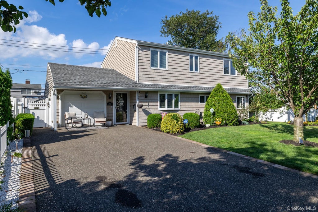 Photo of 35 Magpie Lane, Levittown, NY 11756 (MLS # 1047344)
