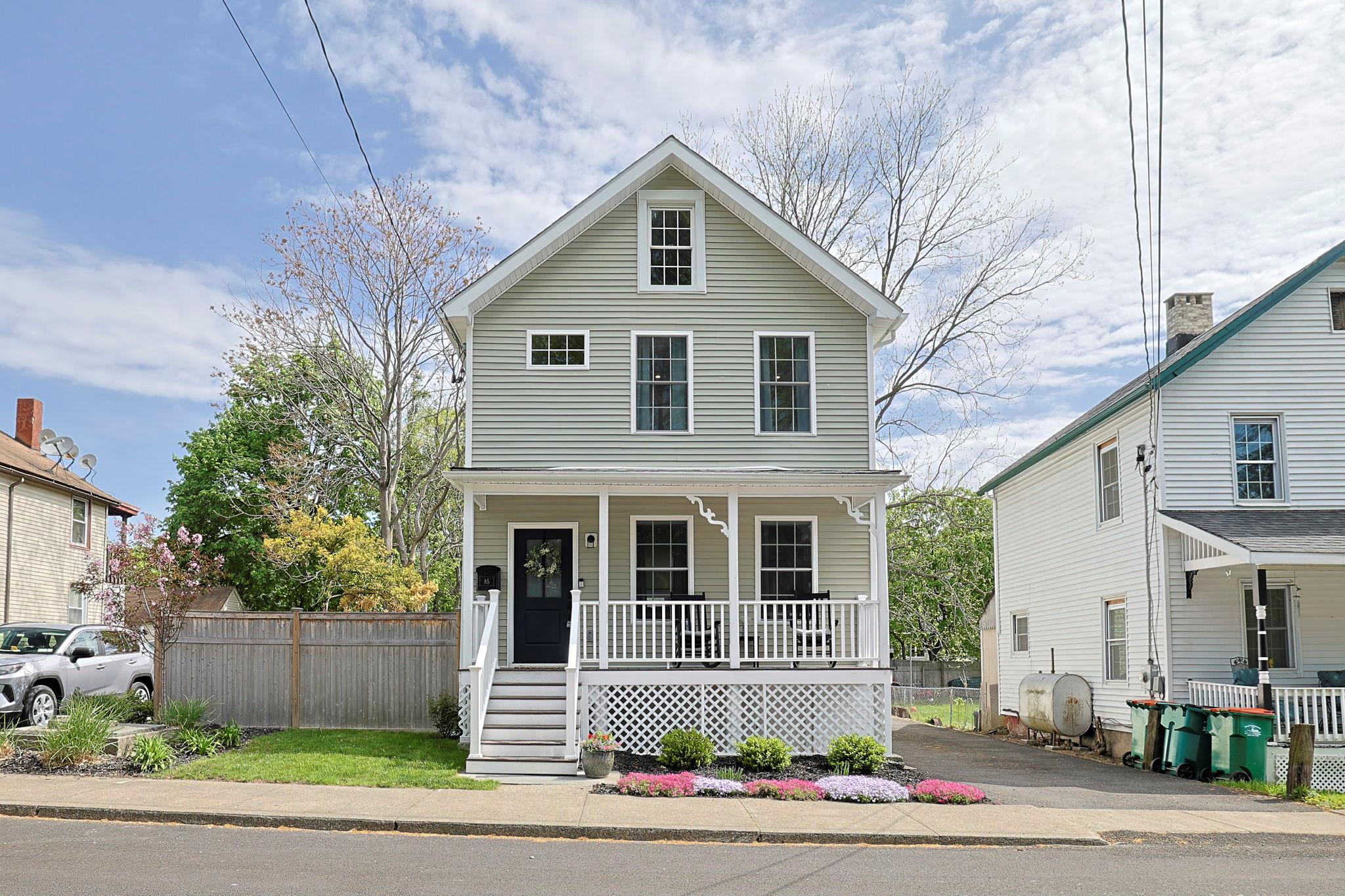 Kent Street, Beacon, New York - 3 Bedrooms  
2 Bathrooms  
6 Rooms - 