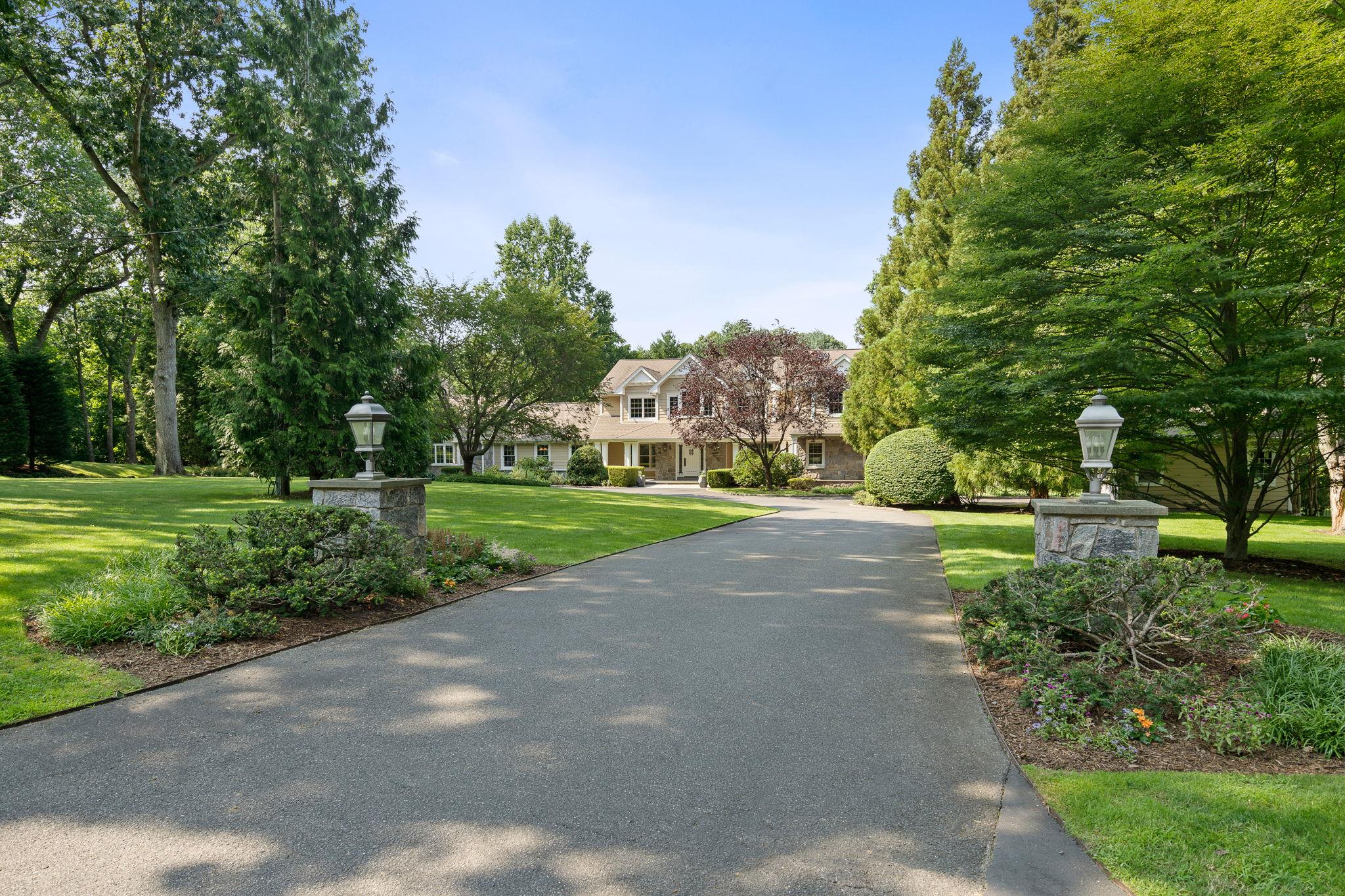Property for Sale at Beardsley Lane, Lloyd Harbor, Hamptons, NY - Bedrooms: 5 
Bathrooms: 5  - $2,650,000