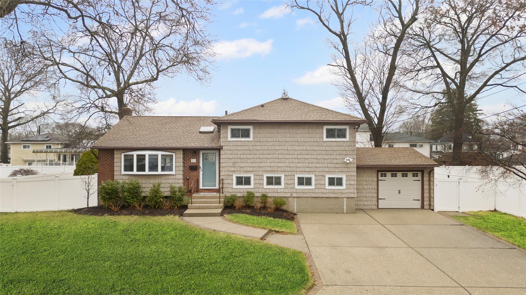 521 E Benjamin Road, North Babylon, Florida image 3