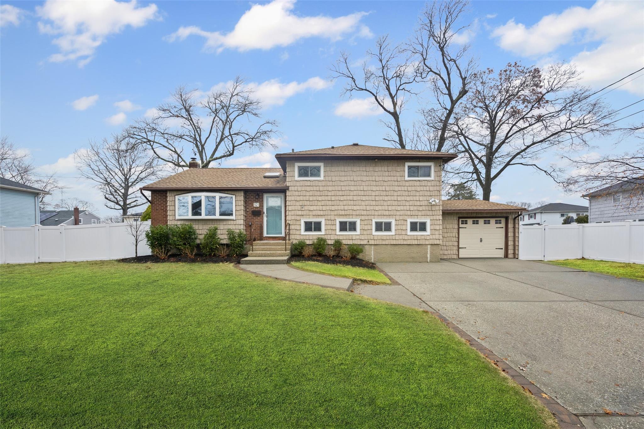 521 E Benjamin Road, North Babylon, Florida image 4