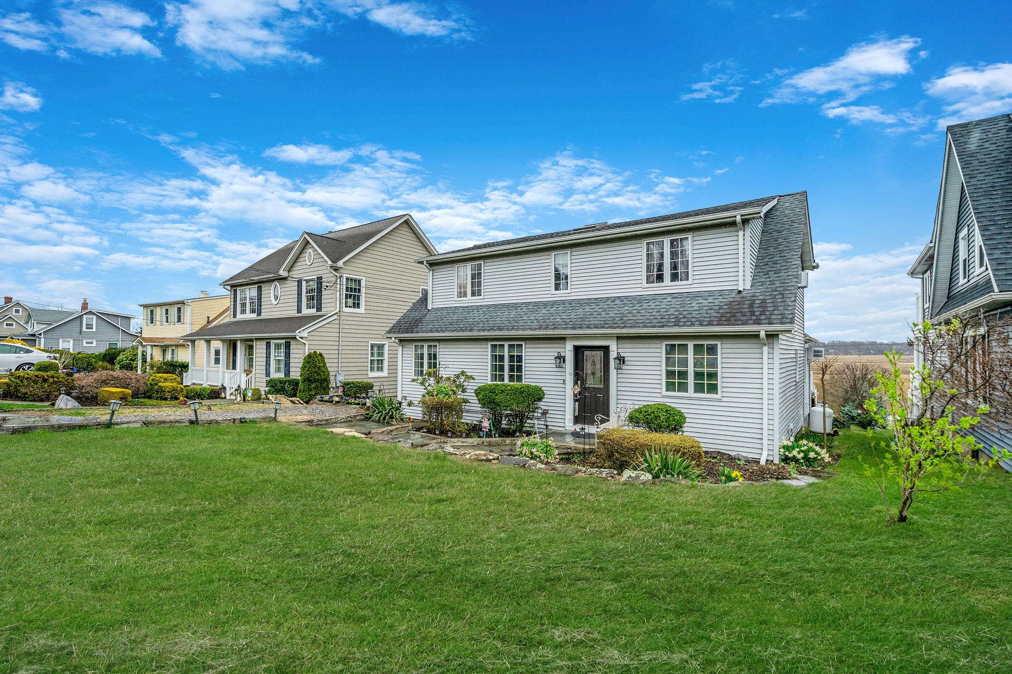 19 Hillside Avenue, North Port, New York image 2