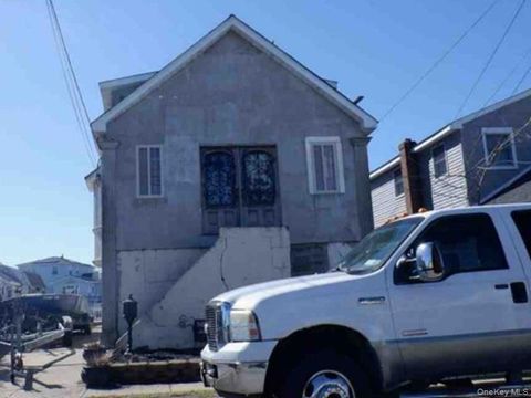 717 S 9th Street Lindenhurst NY 11757