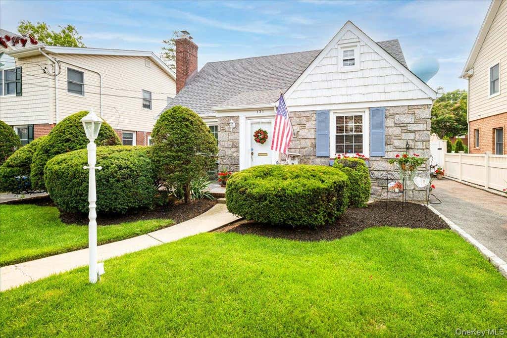 Photo of 131 Euston Road S, West Hempstead, NY 11552 (MLS # 1026239)