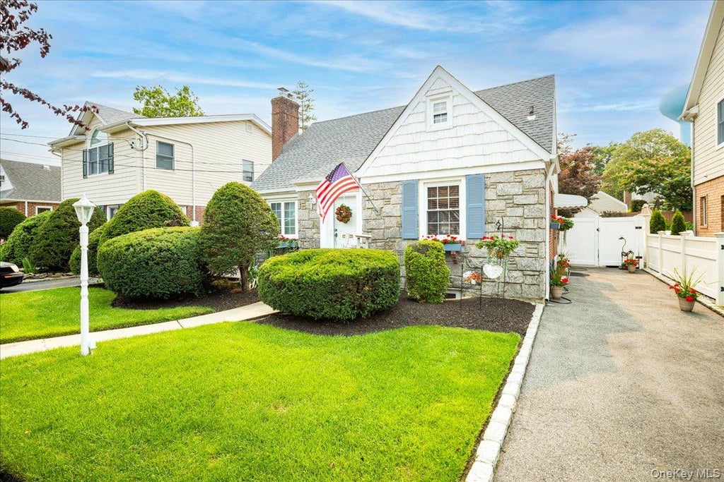 Photo of 131 Euston Road S, West Hempstead, NY 11552 (MLS # 1026239)