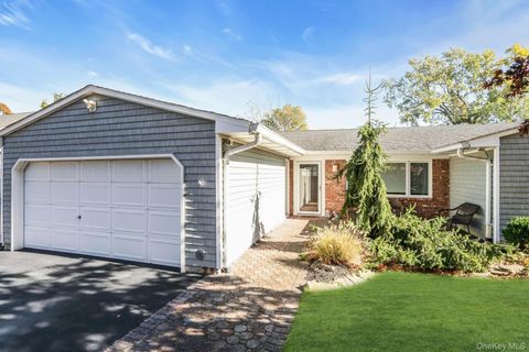 Photo of 15 Empire Court, Commack, NY 11725 (MLS # 932102)