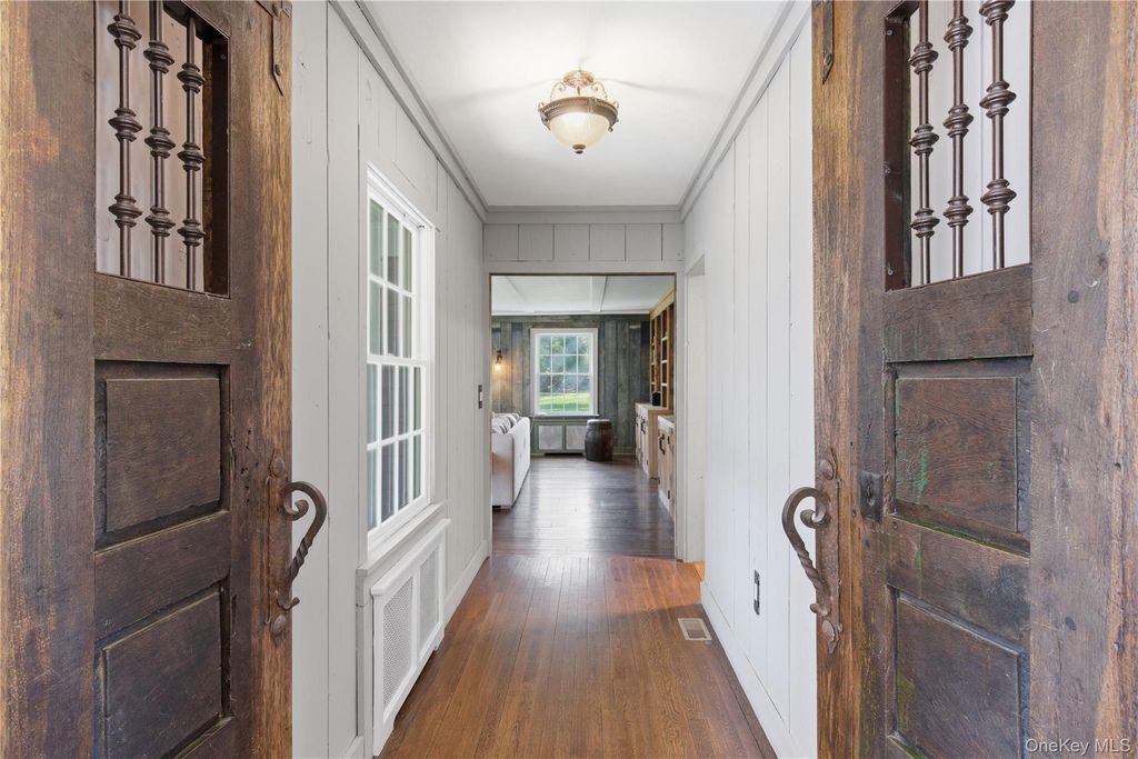 Photo of 395 W Neck Road, Lloyd Harbor, NY 11743 (MLS # 987719)