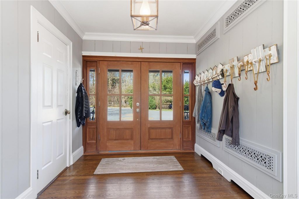 Photo of 395 W Neck Road, Lloyd Harbor, NY 11743 (MLS # 987719)