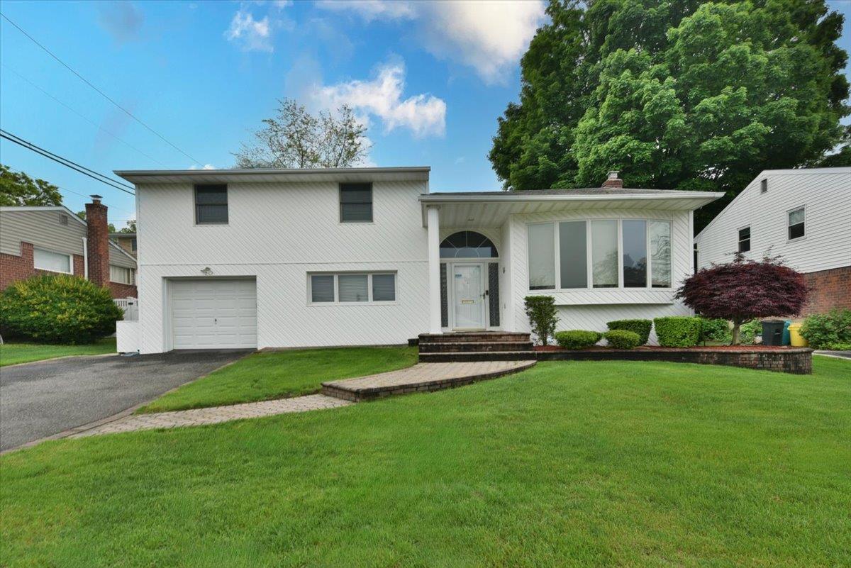 10 Linda Lane Ln, Plainview, New York image 1
