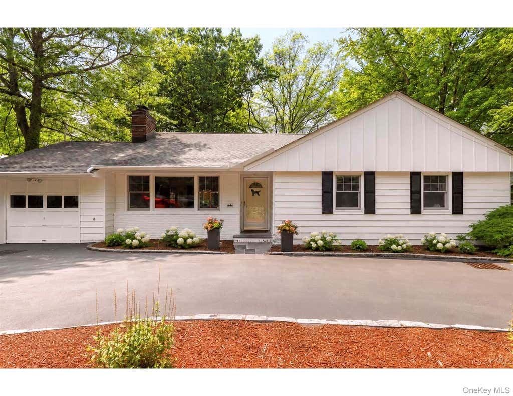 Photo of 1185 Weaver Street, New Rochelle, NY 10804 (MLS # 1021246)