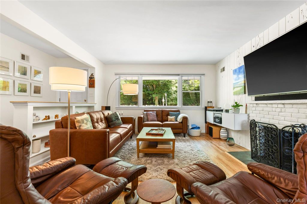 Photo of 1185 Weaver Street, New Rochelle, NY 10804 (MLS # 1021246)